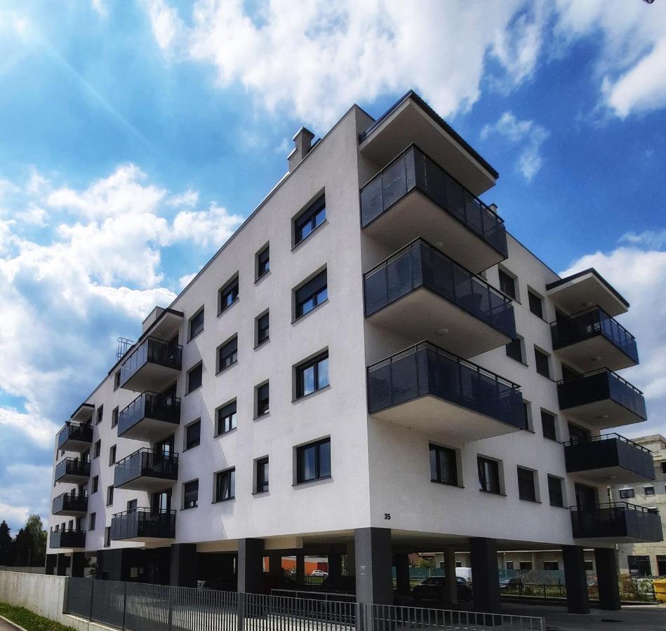 Apartment Mrvica Near The Zagreb Airport ヴェリカ・ゴリツァ エクステリア 写真